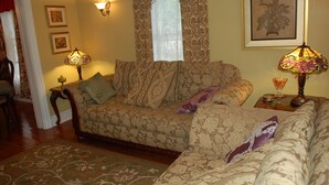 Living area - Accommodations Niagara Bed and Breakfast (Niagara Falls)