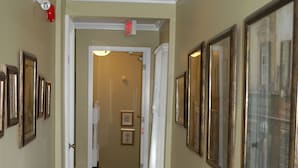 Hallway - Accommodations Niagara Bed and Breakfast (Niagara Falls)