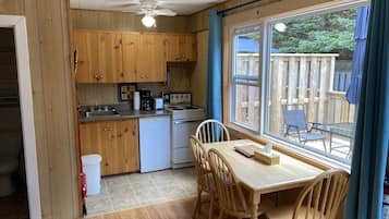 Suite Confort, 2 habitaciones | Cocina privada | Parrilla de estufa, cafetera y tetera y tetera eléctrica