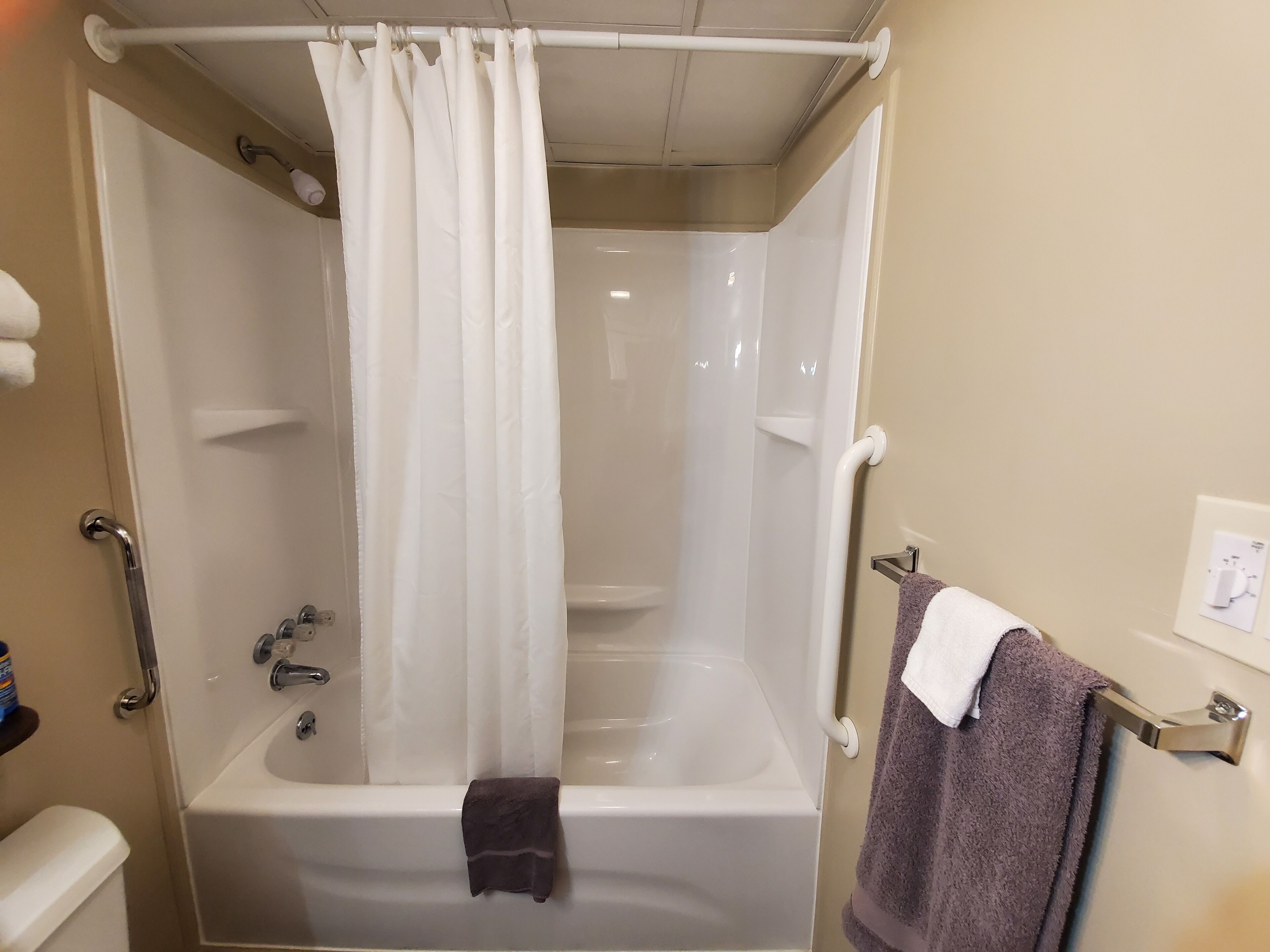 Chambre Simple, 2 grands lits, balcon | Salle de bain | Ensemble douche/baignoire, sèche-cheveux, serviettes fournies, savon