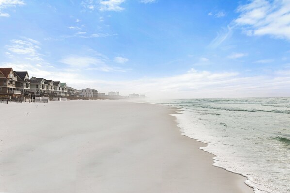 Playa en los alrededores y playa de arena blanca