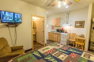 Room | Premium bedding, desk, iron/ironing board, free WiFi