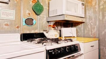 Refrigerador, microondas, cafetera y tetera y tostadora