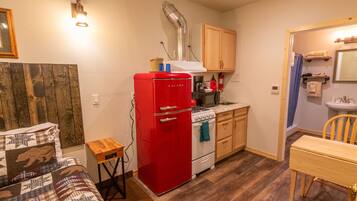 Room | Premium bedding, desk, iron/ironing board, free rollaway beds