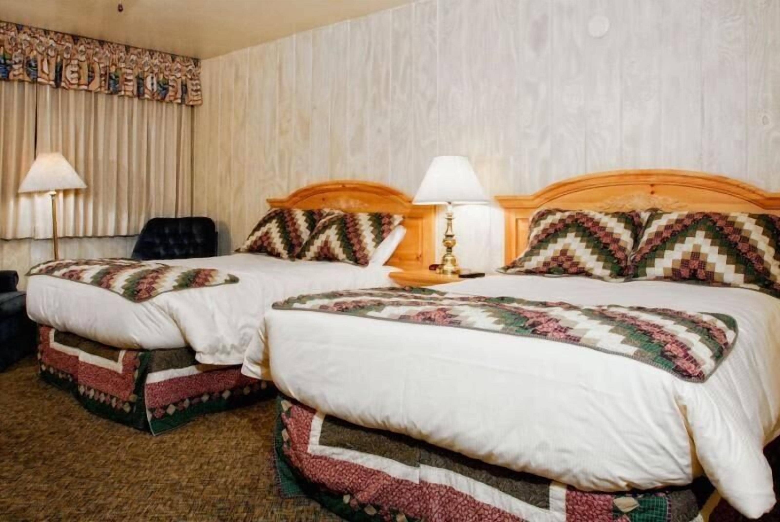 เครื่องนอนระดับพรีเมียม, โต๊ะทำงาน, เตารีด/โต๊ะรีดผ้า, Wi-Fi ฟรี