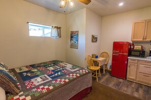 Sengetøy av topp kvalitet, skrivebord og strykejern/-brett