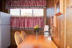Fridge, microwave, coffee/tea maker, toaster - June Lake Motel (June Lake)