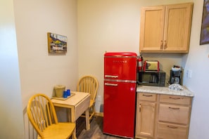 Familienzimmer, 1 King-Bett (King Room with Roll-In Shower - Disab) | Eigene Küche | Kühlschrank, Mikrowelle, Wasserkocher mit Kaffee-/Teezubehör, Toaster