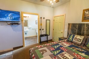 家庭客房, 1 張特大雙人床 (King Room with Roll-In Shower - Disab) | 高級寢具、書桌、熨斗/熨衫板、免費 Wi-Fi