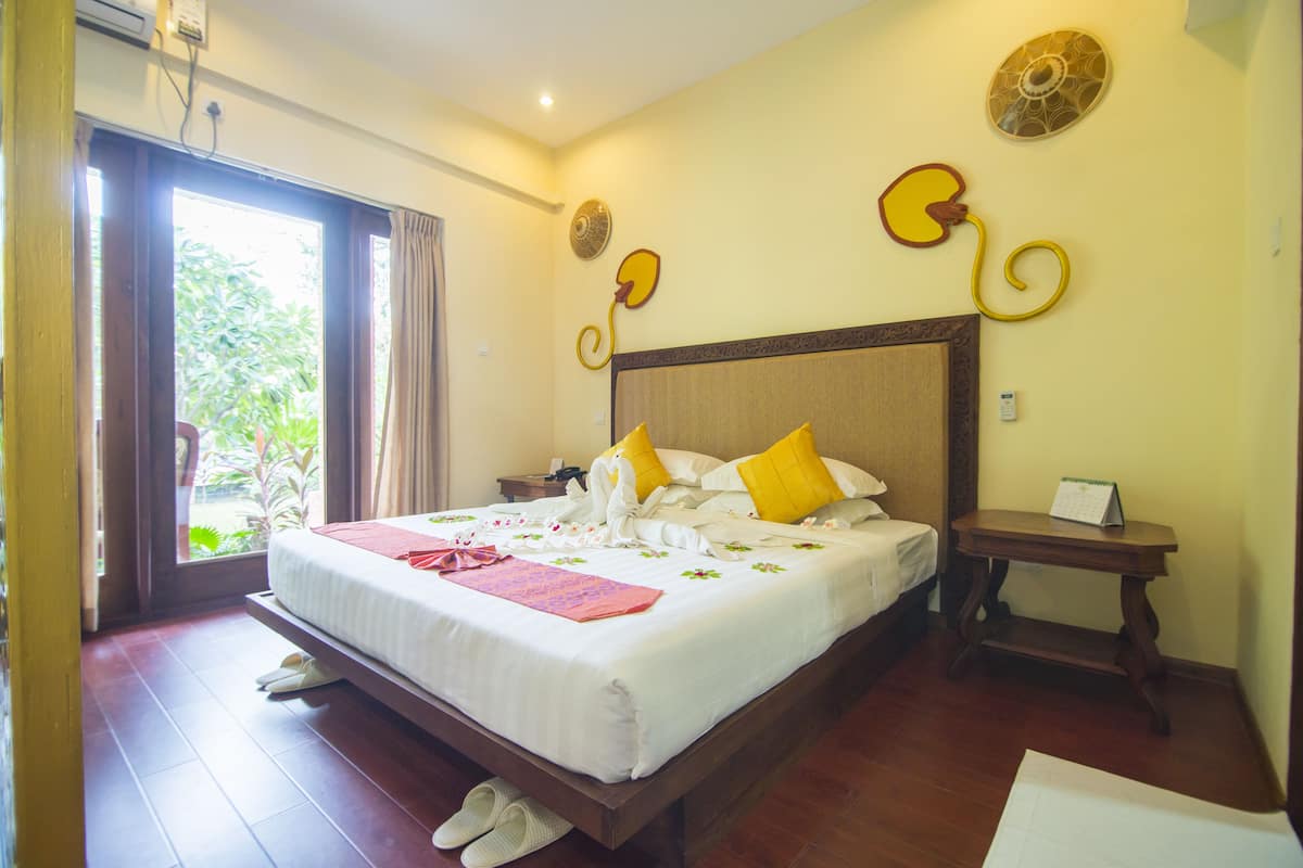 Serene Deluxe Room | Minibar, in-room safe, desk, blackout curtains