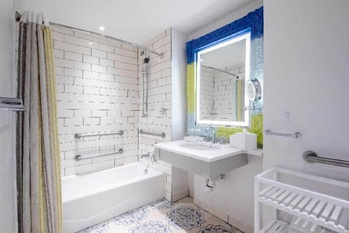 Combined shower/tub, designer toiletries, hair dryer, towels