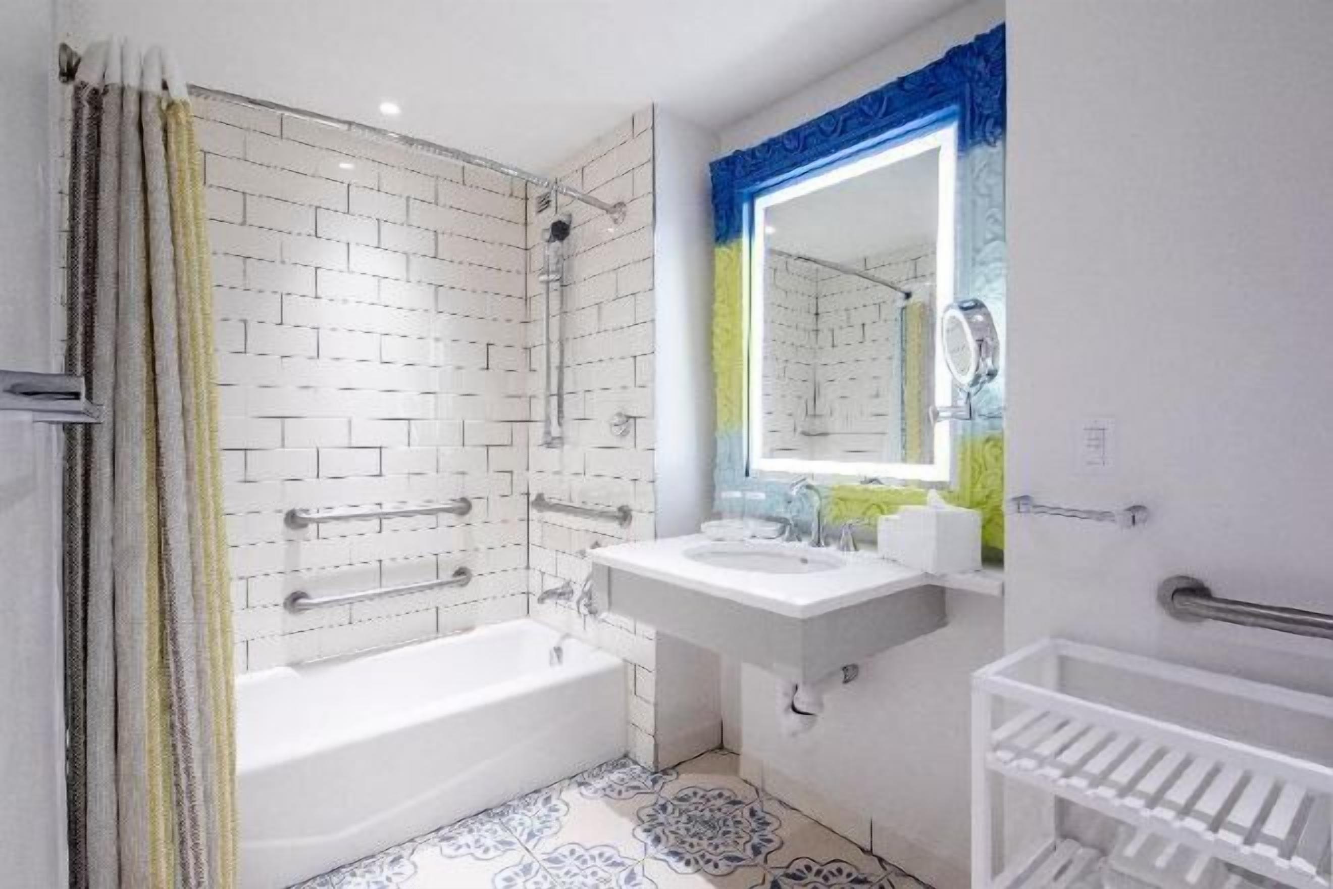 Bathroom | Combined shower/tub, designer toiletries, hair dryer, towels