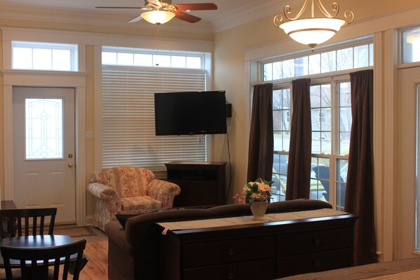 Executive-Suite | Wohnbereich | 36-Zoll-Fernseher mit Digitalempfang