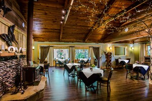 2 restaurantes: opção de café da manhã e jantar