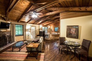 浪漫小屋, 1 张特大床, 热水浴缸 | 起居区 | 50-英寸智能电视 （配备有线频道）、乒乓球