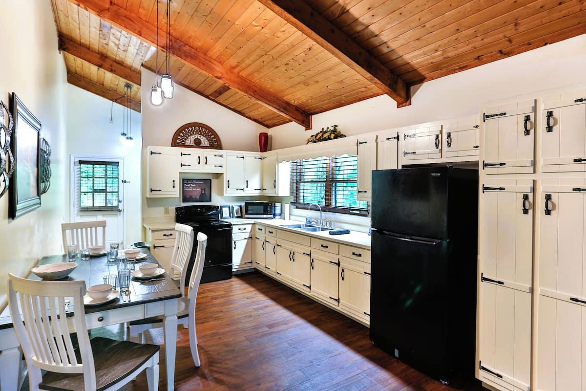 deluxe cabin, multiple beds, hot tub, valley view | 1 bedroom, individually decorated, individually furnished