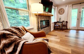 Phòng Premium, 1 giường cỡ king, lò sưởi | Trang trí khác biệt, trang bị nội thất với thiết kế riêng biệt 