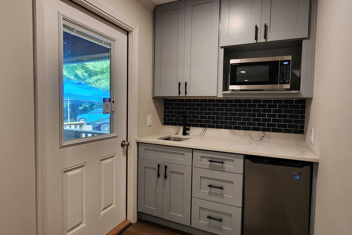 premium room, 1 king bed, fireplace | 1 bedroom, individually decorated, individually furnished