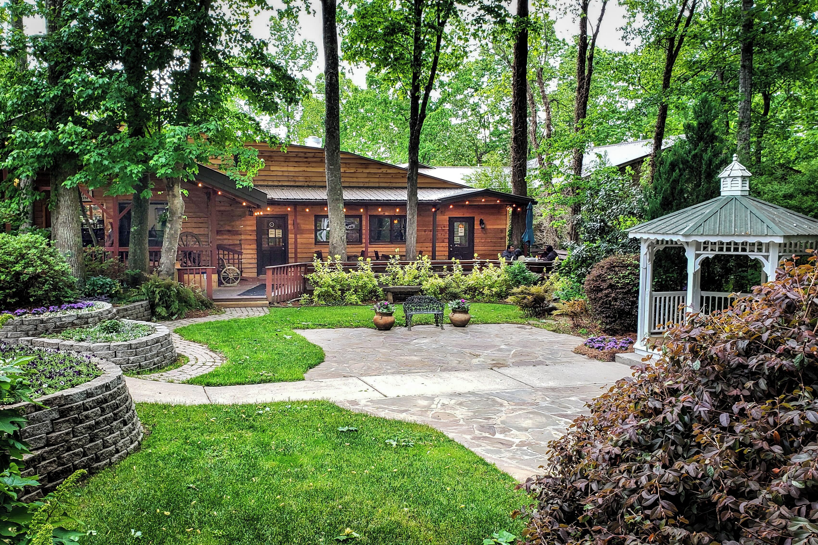 2 restaurants, breakfast served