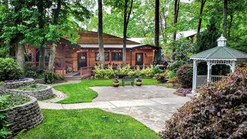 2 restaurants, breakfast served