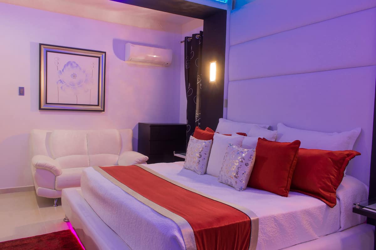 Suite, Jetted Tub | Premium bedding, in-room safe, individually decorated