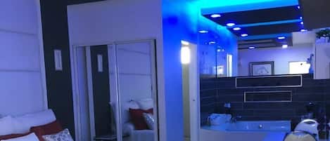 Suite, hidromasaje | Ropa de cama de alta calidad y caja de seguridad en la habitación