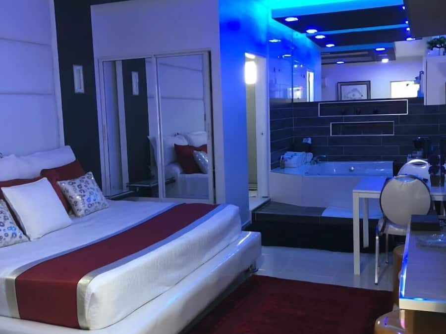 Ropa de cama de alta calidad y caja de seguridad en la habitación