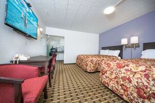 Quarto quádruplo standard, 2 camas Queen | Escrivaninha, ferros/tábuas de passar roupa, Wi-Fi de cortesia