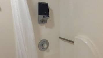 Une porte dotée d’un interphone noir, d’une poignée de porte argentée et d’une barre de porte.