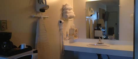 Duschwanne, Haartrockner, Handtücher