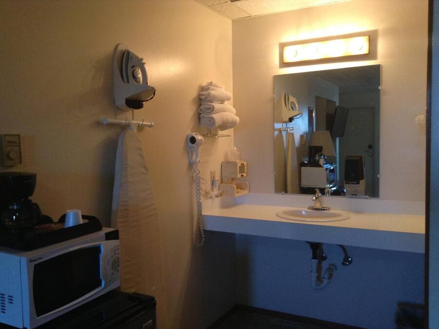 Combinació de dutxa i banyera, assecador de cabells i tovalloles