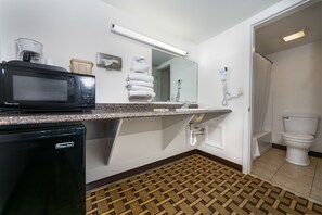 Standard-Vierbettzimmer, 2 Queen-Betten | Badezimmer | Duschwanne, Haartrockner, Handtücher