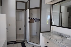 Villa, meerdere slaapkamers, uitzicht op zee (Villa Ocean View, 7 Rooms) | Badkamer | Een douche, gratis toiletartikelen, handdoeken