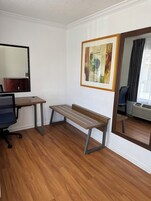 Habitación estándar, 1 cama de matrimonio grande, no fumadores | Escritorio, tabla de planchar con plancha, wifi gratis y ropa de cama