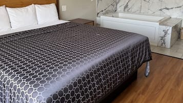 Habitación Deluxe, bañera de hidromasaje | Escritorio, tabla de planchar con plancha, wifi gratis y ropa de cama
