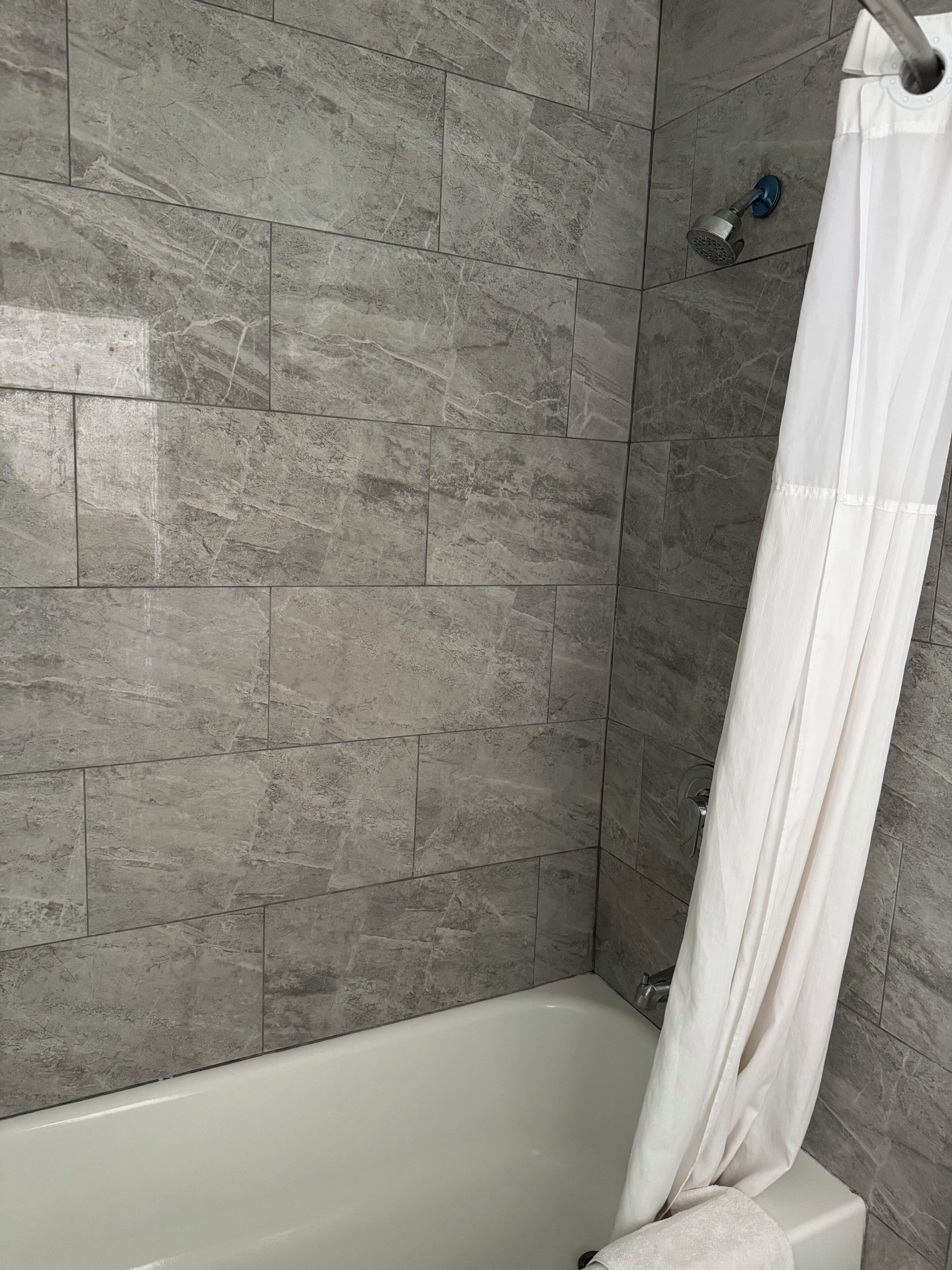 Standardzimmer, 1 King-Bett, Nichtraucher | Badezimmer | Duschwanne, Komfortbadewanne, Haartrockner, Handtücher