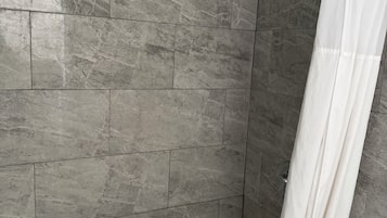 Standardzimmer, 1 King-Bett, Nichtraucher | Badezimmer | Duschwanne, Komfortbadewanne, Haartrockner, Handtücher