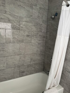 Rom – standard, 1 kingsize-seng, ikke-røyk | Bad | Kombinert dusj/badekar, dype avslapningsbadekar, hårføner og håndklær