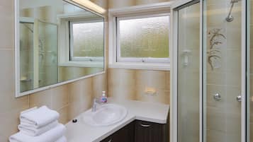 One Bedroom Apartment | Desk, free WiFi, bed sheets