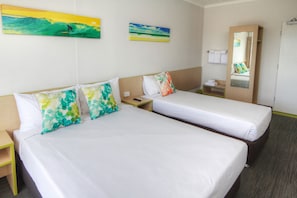 Quarto econômico | Escrivaninha, Wi-Fi de cortesia, roupa de cama