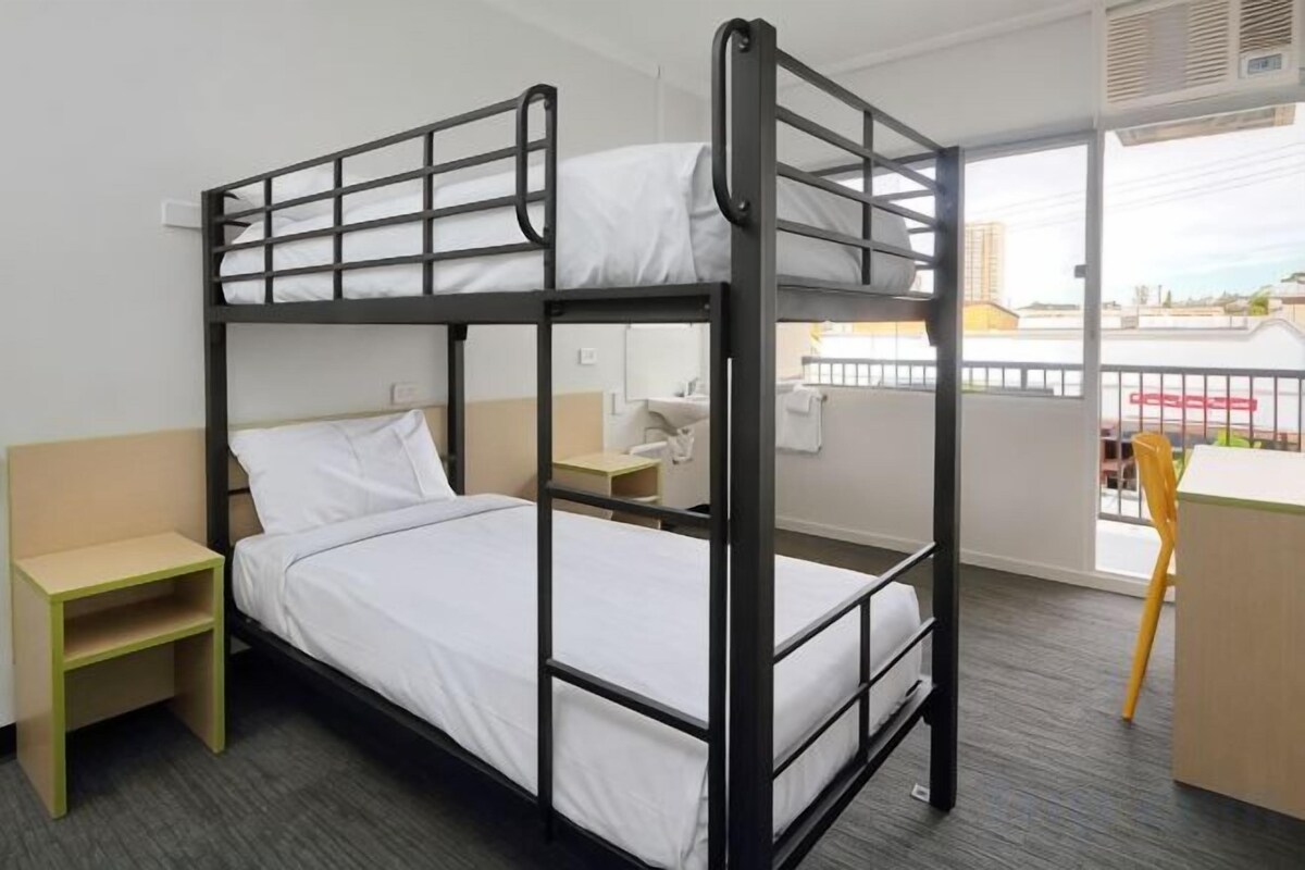 Escritorio, wifi gratis y ropa de cama 