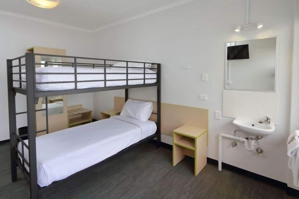 Escritorio, wifi gratis y ropa de cama 