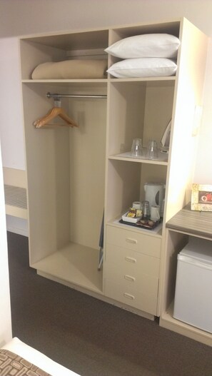 1 غرفة نوم ومكتب ومكواة/لوح كي وأسرّة أطفال/رضّع