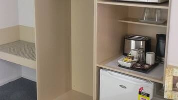 Executive Room, 1 Queen Bed | Private kitchenette | Fridge, microwave