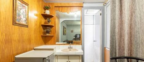 Shower, free toiletries