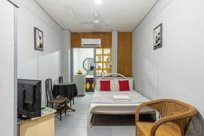 In-room safe, desk, rollaway beds, free WiFi - Slouch Hat Hotel (Manila)