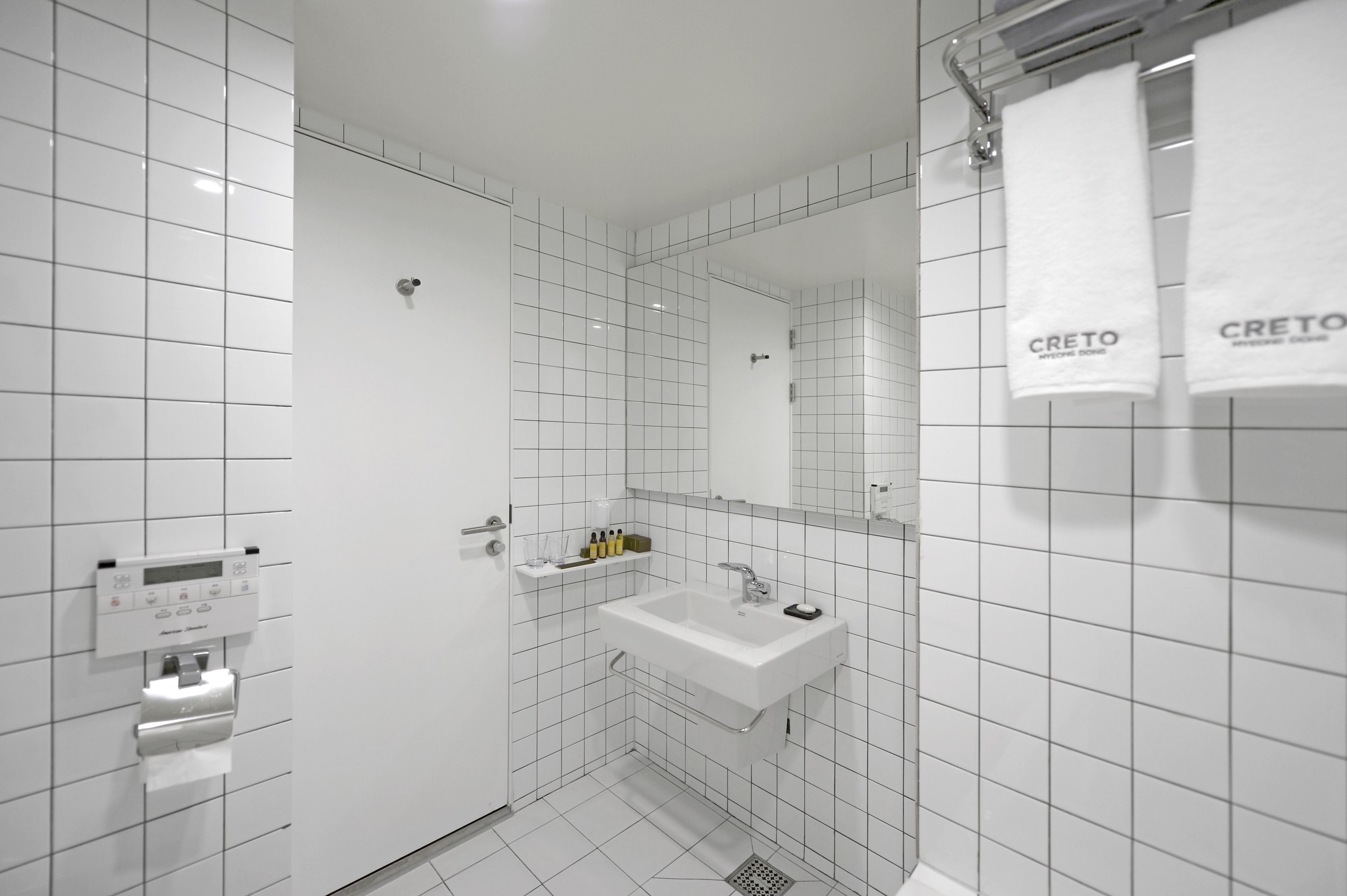 combined shower/bathtub, designer toiletries, hair dryer, slippers