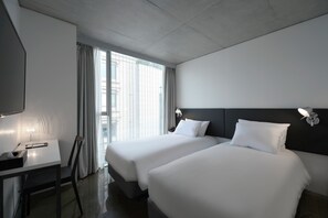 Twin kamer | Luxe beddengoed, donsdekens, pillowtop-bedden, een kluis op de kamer