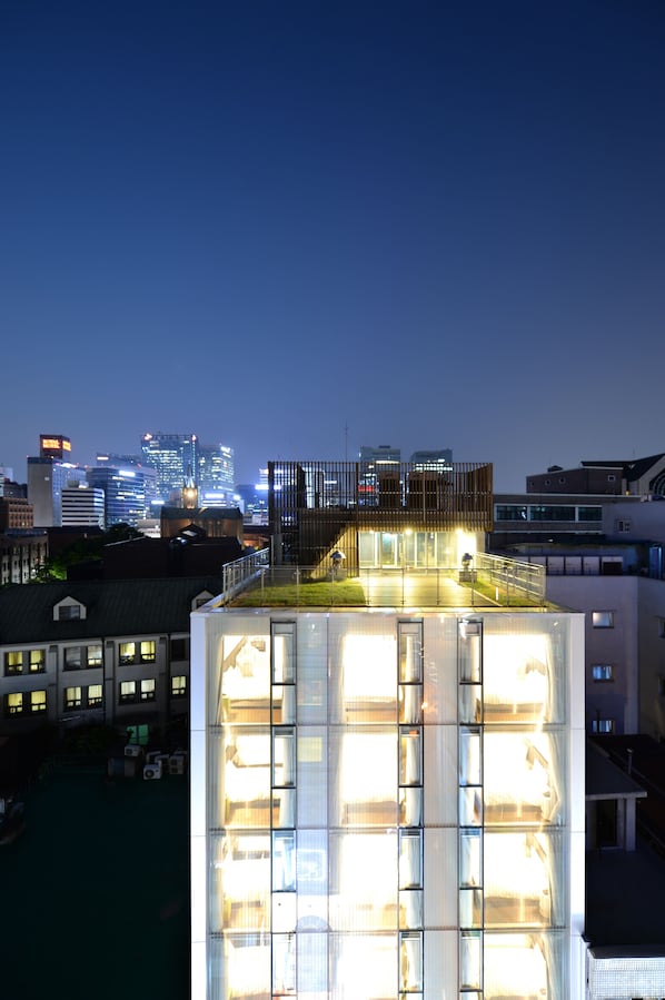 Fachada de la propiedad por la tarde o noche