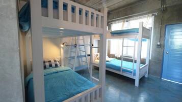 Family Quadruple Room (Air-Condition) | Zimmersafe, Schreibtisch, kostenloses WLAN, Bettwäsche